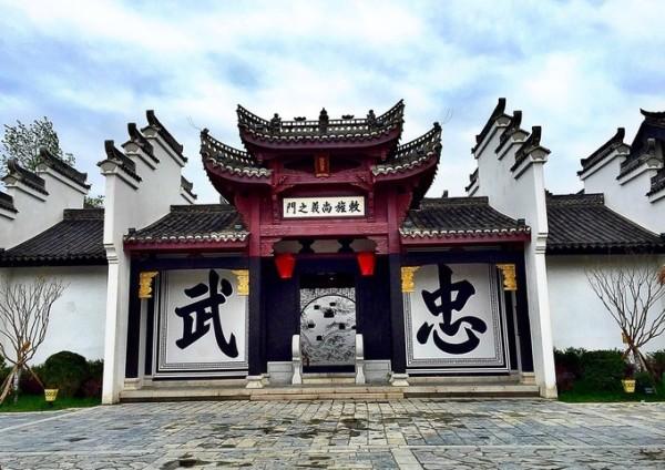 丹阳一寺院门口惊现一只“灵鸟”